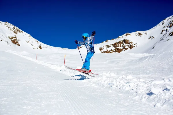 Gens heureux, enfants et adultes, skier par une journée ensoleillée à Tyro — Photo