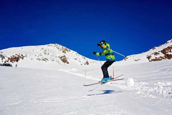 Gente feliz, niños y adultos, esquiando en un día soleado en Tyro — Foto de Stock
