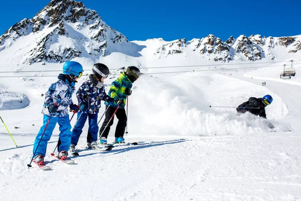 Счастливые люди, дети и взрослые, катаются на лыжах в солнечный день в Тиро — стоковое фото