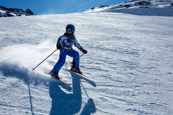 Gens heureux, enfants et adultes, skier par une journée ensoleillée à Tyro — Photo