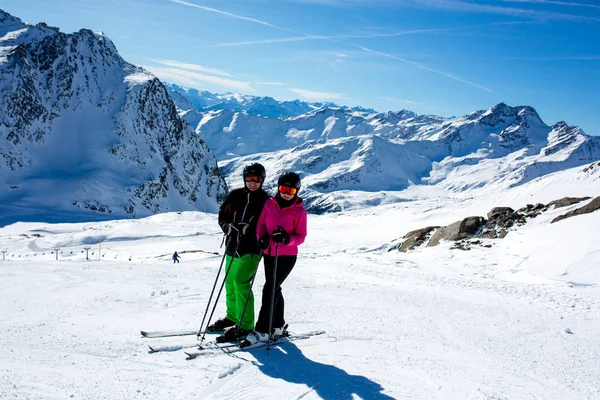 Vrolijke mensen, volwassenen, skiën op een zonnige dag in de Tiroolse bergen. — Stockfoto