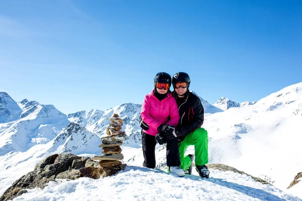 Vrolijke mensen, volwassenen, skiën op een zonnige dag in de Tiroolse bergen. — Stockfoto