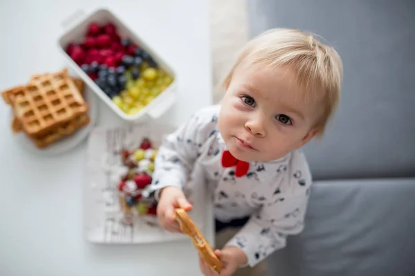 Doce menino de aniversário da criança, comendo waffle belga com raspberri — Fotografia de Stock