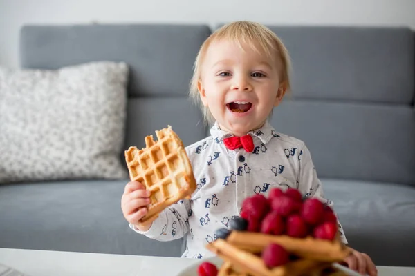 甘い幼児の誕生日の男の子、ラズベリーとベルギーワッフルを食べる — ストック写真