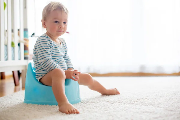 Menino bonito da criança, treinamento potty, brincando com seu ursinho de pelúcia — Fotografia de Stock