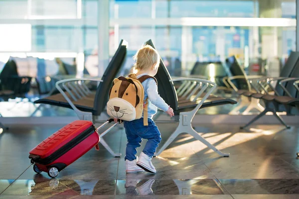 Kinderen, reizen samen, wachten op de luchthaven aan boord van th — Stockfoto