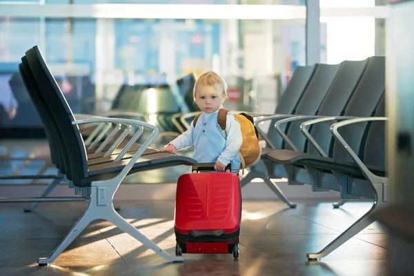Kinderen, reizen samen, wachten op de luchthaven aan boord van th — Stockfoto