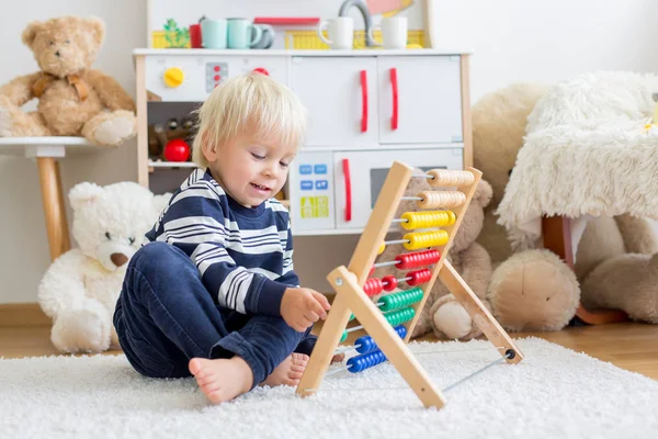 かわいい幼児の男の子,カウンターで遊んで,カラフルなそろばん,子供l — ストック写真