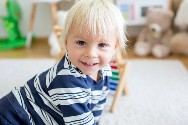 Carino bambino ragazzo, giocando con contatore, abaco colorato, bambino l — Foto Stock