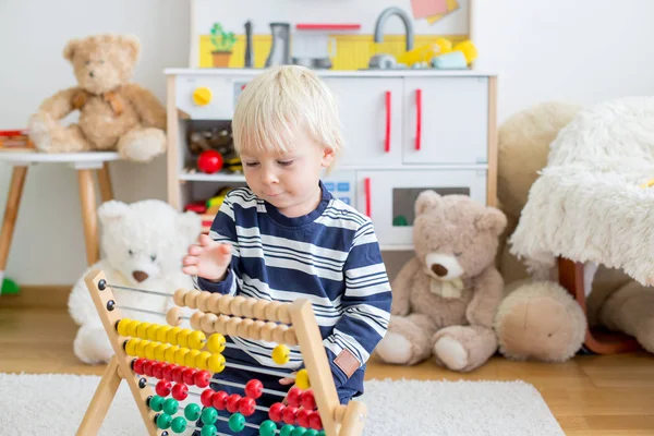 Sevimli çocuk, tezgahla oynuyor, renkli abaküs, çocuk. — Stok fotoğraf
