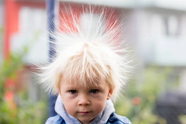 Lindo niño pequeño con pelo electricista estática, teniendo su divertido por — Foto de Stock