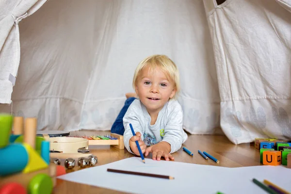 Little blonde toddler boy, drawing with pastels and coloring pen — Stock Photo, Image