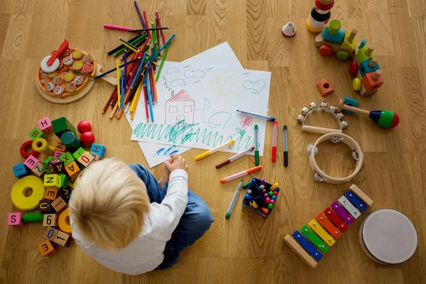 小さなブロンドの幼児の男の子、パステルと着色ペンで描く — ストック写真