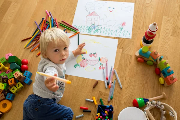 Petit garçon blond tout-petit, dessin avec pastels et stylo à colorier — Photo