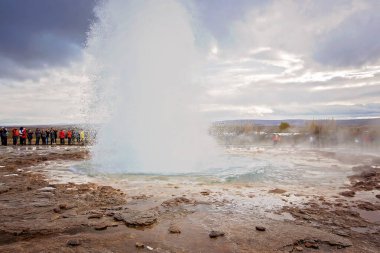 Strokkur Gayzer 'in İzlanda' daki patlaması sırasında çekildiği manzara 