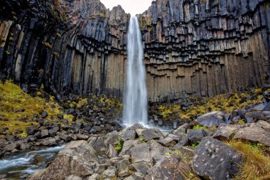 Skaftafell Ulusal Parkı 'ndaki güzel şelale manzarası.
