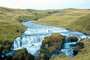 İzlanda 'da gün batımında Skogafoss şelalesinin güzel manzarası