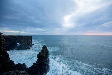 Snaefellsjokull Natio 'nun güzel doğasında büyük kaya ve dalgalar
