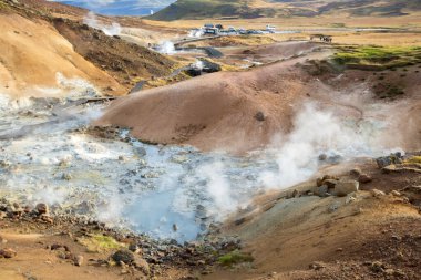 Krysuvik 'teki jeotermal alan güneşli bir sabahın erken saatlerinde, Güney Pen