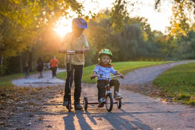 İki yaşındaki güzel sarışın çocuk ve ağabeyi.