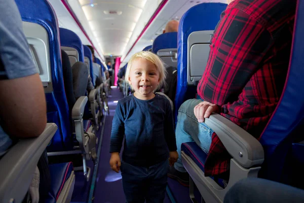 Söta småbarn pojke i flygplan, spelar på vägen mellan s — Stockfoto