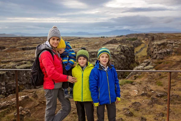 Mutter mit Kindern, zu Fuß auf einem Pfad in malerischem thingvellir na — Stockfoto