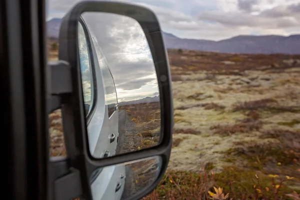 Reflectie in de auto spiegel van schilderachtige Thingvellir National Park rif — Stockfoto