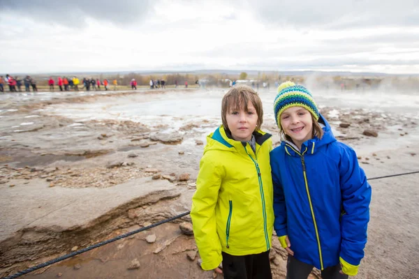 Crianças, desfrutando da erupção de Strokkur Geysir na Islândia — Fotografia de Stock