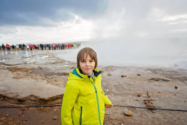 Crianças, desfrutando da erupção de Strokkur Geysir na Islândia — Fotografia de Stock