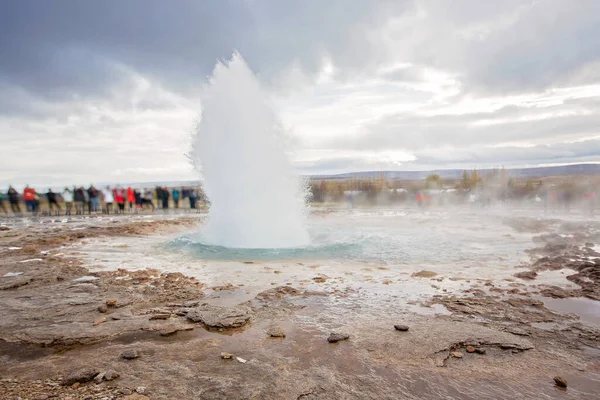 Imagen escénica de Strokkur Geyser en erupción, Islandia — Foto de Stock