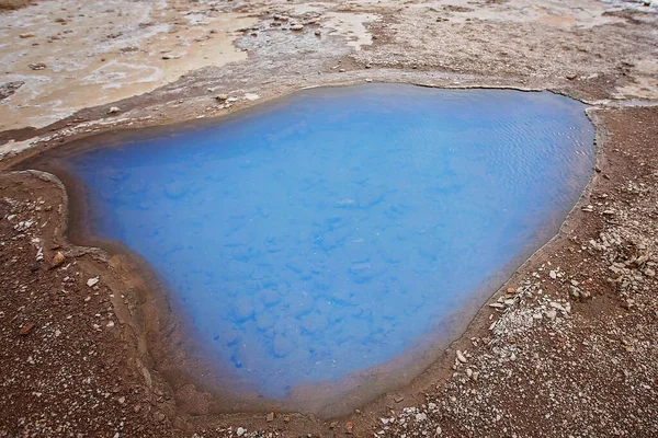 Colorida piscina de agua caliente en Islandia junto a Strokkur, el más grande — Foto de Stock