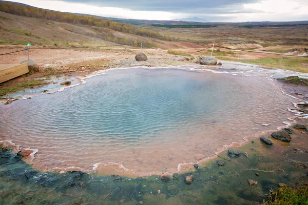 Colorida piscina de agua caliente en Islandia junto a Strokkur, el más grande — Foto de Stock