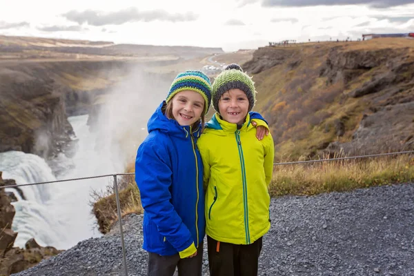 Gyerekek, élvezitek a nagy fenséges Gullfoss vízesést a hegyekben. — Stock Fotó