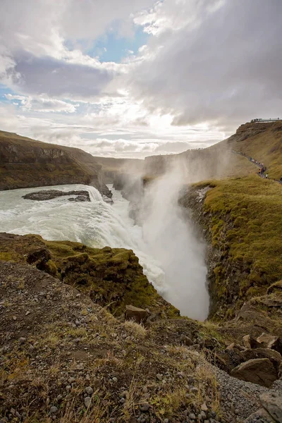 Krajina s velkým majestátní Gullfoss vodopád v horách — Stock fotografie