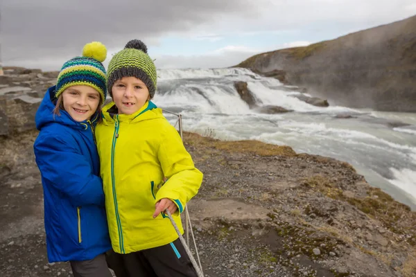 Crianças, desfrutando da majestosa cachoeira Gullfoss em mounta — Fotografia de Stock