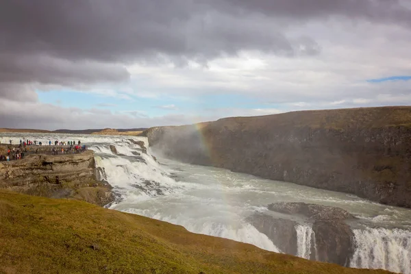 Landschap met grote majestueuze Gullfoss waterval in de bergen — Stockfoto