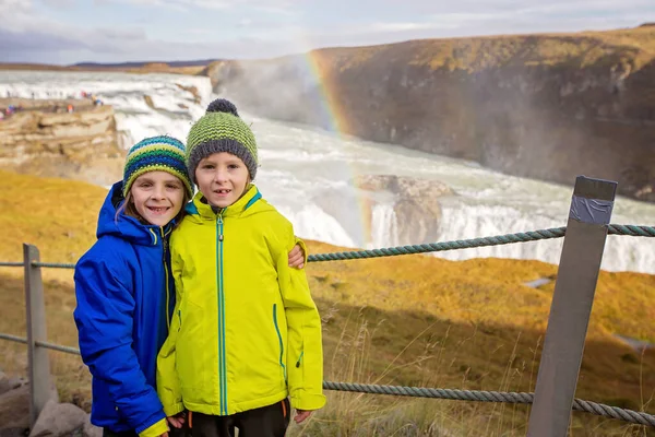 Bambini, godendo la grande cascata maestosa Gullfoss in montagna — Foto Stock