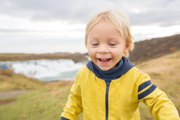 Ritratto di un bambino sorridente vicino a una cascata più piccola intorno a Gul — Foto Stock