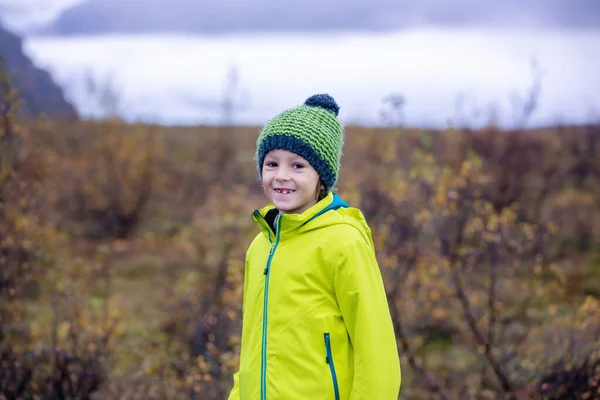 Barn poserar i vacker utsikt över naturen i Skafta — Stockfoto