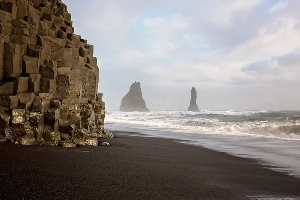 The black sand beach of Reynisfjara and the mount Reynisfjall — Stock Photo, Image