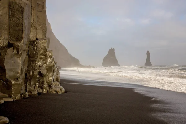 Czarny piasek plaży reynisfjara i reynisfjall montażu — Zdjęcie stockowe