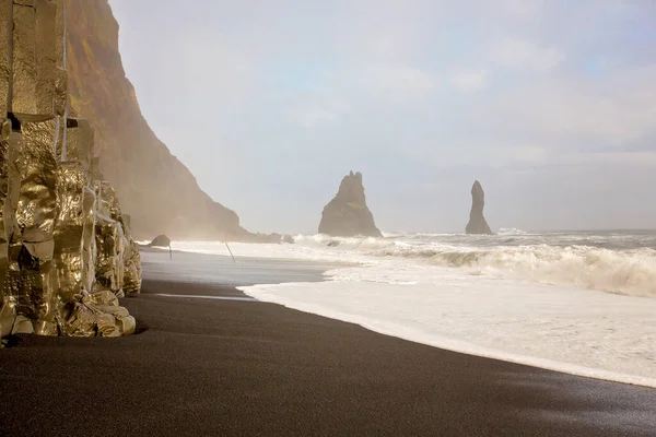 Czarny piasek plaży reynisfjara i reynisfjall montażu — Zdjęcie stockowe