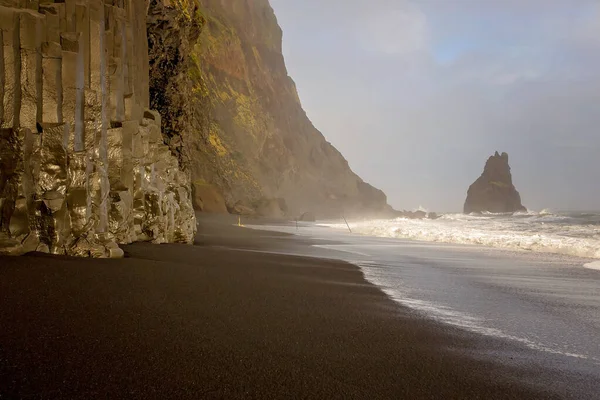 A praia de areia preta de Reynisfjara e o monte Reynisfjall — Fotografia de Stock