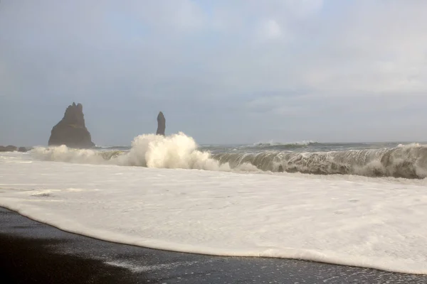 De zwarte zand strand van reynisfjara en de mount reynisfjall — Stockfoto