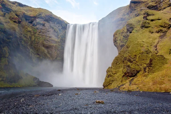 Gyönyörű kilátás nyílik a Skogafoss vízesés Izlandon a naplemente — Stock Fotó