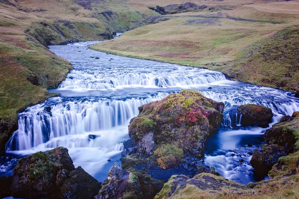 Όμορφη θέα του καταρράκτη Skogafoss στην Ισλανδία σε ένα ηλιοβασίλεμα — Φωτογραφία Αρχείου