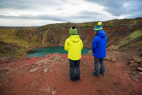 Děti, chlapci, pózování před kráterním jezerem Kerid na Islandu — Stock fotografie