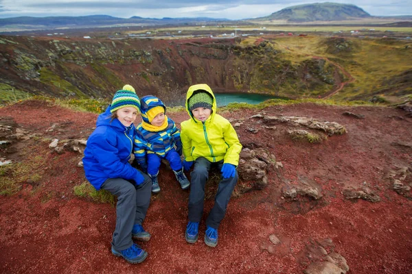 Děti, chlapci, pózování před kráterním jezerem Kerid na Islandu — Stock fotografie