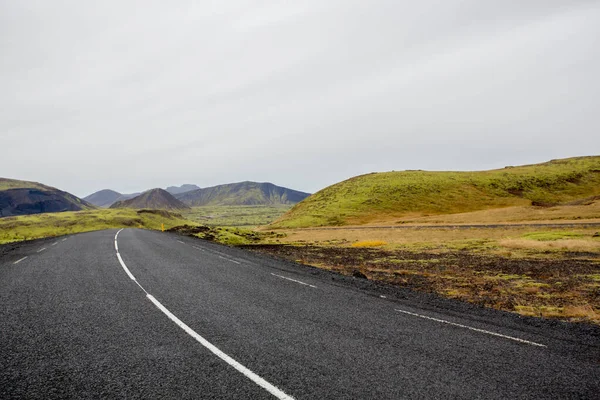 Paisaje escénico de Islandia carretera y beatuiful areal vie — Foto de Stock