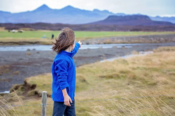 Gyermekek, játszik egy úton, közel a nem aktív vulkán Snaefells — Stock Fotó